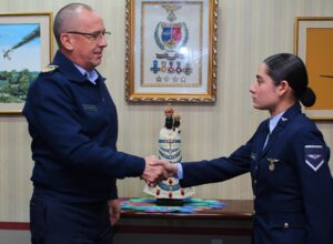 PRIMERA PARAGUAYA EGRESADA COMO MECÁNICA AERONÁUTICA EN LA FUERZA AÉREA ARGENTINA.