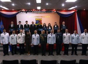 𝐂𝐄𝐑𝐄𝐌𝐎𝐍𝐈𝐀 𝐃𝐄 𝐄𝐆𝐑𝐄𝐒𝐎 𝐃𝐄𝐋 𝐂𝐔𝐑𝐒𝐎 𝐁𝐀́𝐒𝐈𝐂𝐎 𝐃𝐄 𝐂𝐇𝐈𝐍𝐎 𝐌𝐀𝐍𝐃𝐀𝐑𝐈𝐍