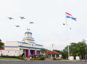 𝐂𝐄𝐑𝐄𝐌𝐎𝐍𝐈𝐀 𝐄𝐍 𝐂𝐎𝐍𝐌𝐄𝐌𝐎𝐑𝐀𝐂𝐈𝐎́𝐍 𝐀𝐋 𝟏𝟎𝟑° 𝐀𝐍𝐈𝐕𝐄𝐑𝐒𝐀𝐑𝐈𝐎 𝐃𝐄 𝐂𝐑𝐄𝐀𝐂𝐈𝐎́𝐍 𝐃𝐄 𝐋𝐀 𝐄𝐒𝐂𝐔𝐄𝐋𝐀 𝐃𝐄 𝐀𝐕𝐈𝐀𝐂𝐈𝐎́𝐍 𝐌𝐈𝐋𝐈𝐓𝐀𝐑 𝐏𝐀𝐑𝐀𝐆𝐔𝐀𝐘𝐀.