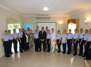 𝐂𝐇𝐀𝐑𝐋𝐀 𝐌𝐀𝐆𝐈𝐒𝐓𝐑𝐀𝐋 𝐒𝐎𝐁𝐑𝐄 𝐑𝐄𝐋𝐀𝐂𝐈𝐎𝐍𝐄𝐒 𝐏𝐔́𝐁𝐋𝐈𝐂𝐀𝐒 𝐏𝐎𝐑 𝐄𝐋 𝟐𝟔º 𝐀𝐍𝐈𝐕𝐄𝐑𝐒𝐀𝐑𝐈𝐎 𝐃𝐄 𝐋𝐀 𝐃𝐈𝐂𝐎𝐌𝐒𝐅𝐀𝐄𝐑.