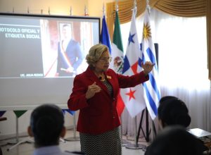 𝐂𝐎𝐍𝐕𝐄𝐑𝐒𝐀𝐓𝐎𝐑𝐈𝐎 𝐌𝐀𝐆𝐈𝐒𝐓𝐑𝐀𝐋 𝐒𝐎𝐁𝐑𝐄 𝐂𝐄𝐑𝐄𝐌𝐎𝐍𝐈𝐀𝐋 𝐘 𝐏𝐑𝐎𝐓𝐎𝐂𝐎𝐋𝐎 𝐏𝐎𝐑 𝐄𝐋 𝟐𝟔º 𝐀𝐍𝐈𝐕𝐄𝐑𝐒𝐀𝐑𝐈𝐎 𝐃𝐄 𝐋𝐀 𝐃𝐈𝐂𝐎𝐌𝐒𝐅𝐀𝐄𝐑.