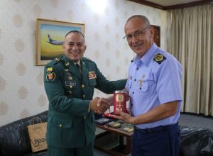 𝐕𝐈𝐒𝐈𝐓𝐀 𝐏𝐑𝐎𝐓𝐎𝐂𝐎𝐋𝐀𝐑 𝐃𝐄𝐋 𝐀𝐆𝐑𝐄𝐆𝐀𝐃𝐎 𝐌𝐈𝐋𝐈𝐓𝐀𝐑 𝐍𝐀𝐕𝐀𝐋 𝐘 𝐀𝐄́𝐑𝐄𝐎 𝐃𝐄 𝐋𝐀 𝐄𝐌𝐁𝐀𝐉𝐀𝐃𝐀 𝐃𝐄 𝐋𝐀 𝐑𝐄𝐏𝐔́𝐁𝐋𝐈𝐂𝐀 𝐃𝐄 𝐂𝐎𝐋𝐎𝐌𝐁𝐈𝐀.